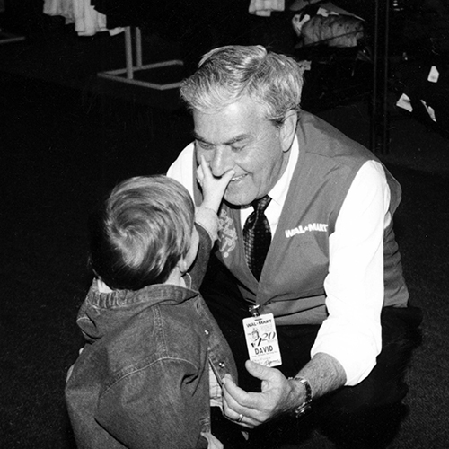 Kid grabs David Glass nose